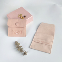 Grand espace côté largeur Logo gaufré personnalisé pochette cadeau en daim microfibre pour collier boucles d'oreilles pochette à bijoux avec bouton en tissu