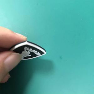 Badge en caoutchouc personnalisé avec logo en silicone pour vêtements - Product Image 5