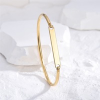 Design minimaliste Bracelet en acier inoxydable 316L plaqué or 18 carats Lettrage étanche pour femme Cadeau