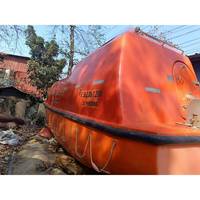 Gebrauchtes teilweise geschlossenes Rettungsboot mit manuellen Auswurfvorrichtungen und grundlegendem Überlebensausrüstung, geeignet für kleinere Schiffe.
