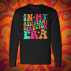 Camiseta de manga larga con diseño moderno y texto colorido de In My Assistant Director Era, camiseta divertida con frases - Product Image 3