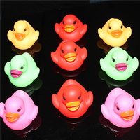 Cadeau promotionnel bébé bain piscine flottant jouet coloré sûr lueur Miniature caoutchouc Silicone Led canard