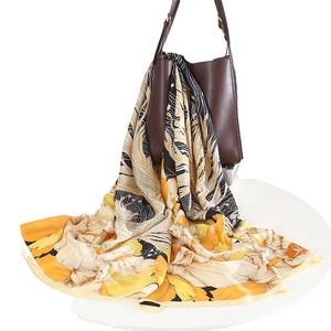 ผ้าพันคอไหมสี่เหลี่ยมลายใหม่ประจำปี 2025 สำหรับผู้หญิง ผ้าไหมซาตินพิมพ์ลายลวดลายลูกไม้ ผ้าคลุมไหล่ยาวบาง ผ้าคลุมตกแต่งภายนอก ผ้าเช็ดตัวชายหาด - Product Image 3