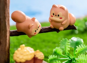 Creazione di Micro Paesaggi - Piccolo Scoiattolo Carino che Esplora il Foro nel Tronco dell'Albero - Product Image 2