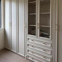 Armoire de style crème français, bureau combiné, vitrine en verre, meuble intégré sur mesure pour chambre et bureau