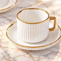 Lot de 32 pièces de vaisselle de luxe en porcelaine à bord doré, assiettes en céramique blanches en gros pour hôtels 5 étoiles et restaurants