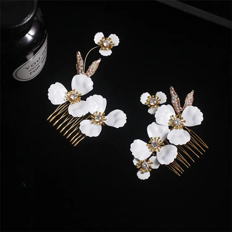 bride is exquisite and handcrafted three-leaf flower hair comb two-piece modelling match adorn article wedding tiara