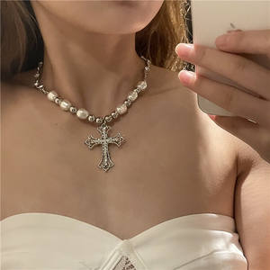 Collana con Ciondolo a Croce Gotica all'Ingrosso, Collana con Perle e Diamanti a Croce per Feste e Buddismo - Product Image 1