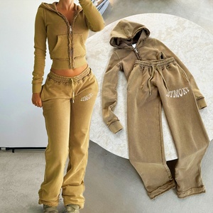 Ensemble de survêtement personnalisé pour femme, deux pièces, avec patchs et effet vieilli, comprenant un sweat à capuche et un pantalon de survêtement, de haute qualité, fabricant de survêtements pour femme - Product Image 1