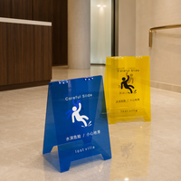 Panneau de signalisation en acrylique coloré « Attention, sol mouillé » avec base pliable pour hôtels, bureaux, commerces et affichage de sécurité commerciale