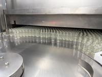 Machine de remplissage automatique de bouteilles de jus et de cosmétiques à haute efficacité, ligne de production d'emballage et de bouchage de liquides