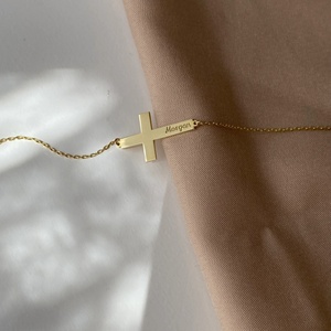 Bracelet en forme de croix personnalisée et personnalisée pour femmes, cadeau d'anniversaire de Noël, chaîne gravée en acier inoxydable, bracelet avec lettres - Product Image 1