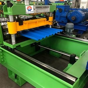 Máquina formadora de rollos de panel de techo corrugado impulsado por caja de engranajes de corte de moscas de alta velocidad - Product Image 1