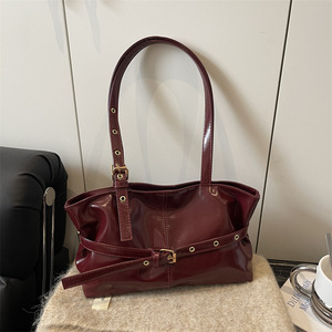 Sac à main noir pour moto au design coréen de niche, grand sac fourre-tout vintage pour trajets quotidiens, sac à bandoulière unique pour femme - Product Image 3