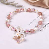Nouveau bracelet tendance en perles d'eau douce avec breloques exquises en pierre rose, cristal et fleur de coquillage pour femme