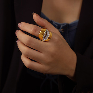 Bague Chunky Lèvres Style Hip Hop en Acier Inoxydable Plaqué Or 18K avec Zircon Cubique, Bijou Étanche - Product Image 5