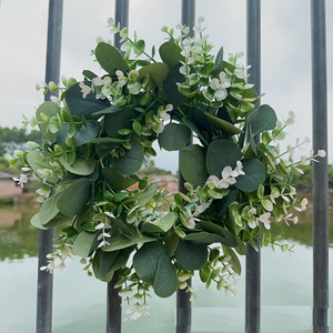 Guirlande artificielle d'eucalyptus avec fleurs blanches et feuilles vertes en buis, décoration de porte d'entrée pour le printemps, l'été, la Saint-Valentin et Pâques - Product Image 6