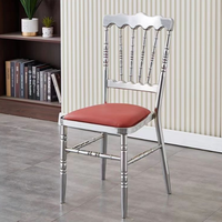 Chaise de banquet élégante et robuste en métal, empilable, imperméable, à dossier solide, idéale pour la restauration, les mariages et les hôtels – Prix abordable