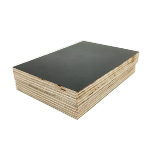 Tablero de chapa de <span class=keywords><strong>melamina</strong></span> de madera contrachapada de alta calidad 4X8 18mm, película negra para dormitorios, villas, decoraciones E0, álamo y abedul - Product Image 4