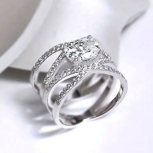 Anello Classico a Forma Rotonda con Design a Croce per Donne - Product Image 1