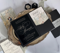 Suite d'invitations de mariage de luxe en acrylique noir mat brillant avec bande argentée, photo, RSVP et détails forestiers, impression personnalisée