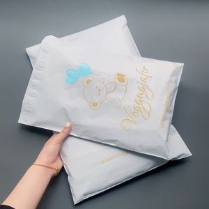 Sacs d'expédition blancs mats de qualité supérieure avec logo personnalisé en feuille d'or - Enveloppes polyvalentes autocollantes pour l'emballage e-commerce - Product Image 3