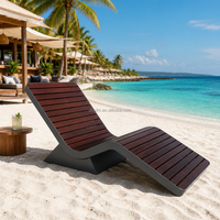 Chaise de plage ergonomique moderne en forme de S, résistante aux intempéries, avec cadre en acier et lattes en bois, pour la plage et le bord de la piscine