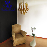 Lustre vintage médiéval français, suspension artisanale en verre de Murano dégradé ambre-blanc en forme de fer à cheval pour villa, hôtel boutique, maison