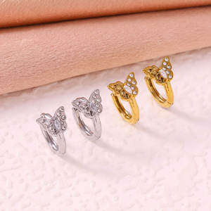 Pendientes de mariposa pequeños y delicados para mujer, en acero inoxidable 316L, chapados en oro PVD de 14k/18k, color oro personalizado. - Product Image 1