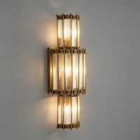 Appliques murales en cristal post-modernes pour salons de villas et salles de banquet d'hôtels ; Lampes murales de luxe haut de gamme avec tension universelle