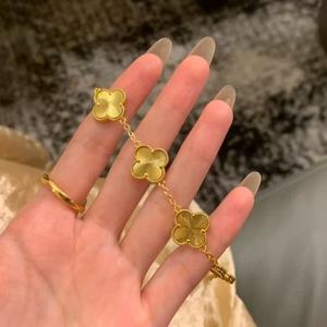 สินค้าไลฟ์สด: กำไลข้อมือรูปใบโคลเวอร์สี่แฉก CNC สำหรับผู้หญิง - ดีไซน์หรูหรา โดดเด่น ไม่ซ้ำใคร เครื่องประดับสุดประณีต ใช้งานได้หลากหลายและสง่างาม - Product Image 3