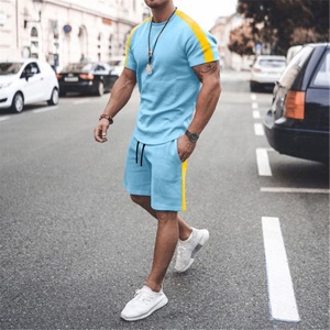 Ensemble de survêtement d'entraînement deux pièces pour hommes grande taille été Logo personnalisé Écologique Respirant Manches courtes Shorts pour musculation - Product Image 3