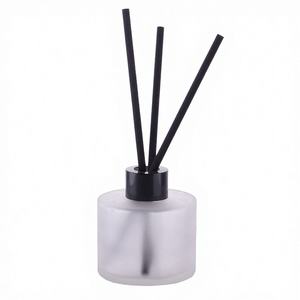 Bouteille diffuseur de parfum en rotin d'aromathérapie sans alcool, sans plomb, ronde, noire mate et blanche, 150 ml, avec bouchons dorés et roseaux - Product Image 4