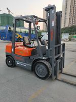 Chariot élévateur diesel TCM de 3,5 tonnes, équipé d'un moteur ISUZU, mât à trois étages avec déplaceur latéral hydraulique, pneus pleins, levage manuel