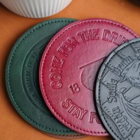 Sous-verre en cuir PU vierge personnalisé avec logo en relief pour restaurant