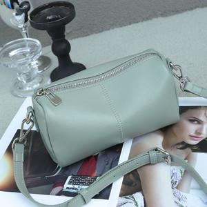 Bolso cilíndrico de piel de vaca suave de alta gama, tipo almohada, para llevar bajo el brazo, bolso de hombro individual. - Product Image 4