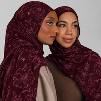 Hijab personnalisé en modal couleur prune Vela, imprimé double face à pois, doux et léger, avec logo personnalisé