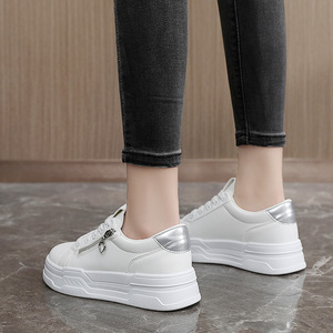 Chaussures plates blanches pour femmes avec ornements à fermeture éclair, tendance de la mode en provenance de Chine - Respirantes et antidérapantes pour les saisons printemps, été, automne - Product Image 3