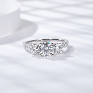 Anillo de Compromiso Moderno para Mujer, con Tres Piedras Redondas de Moissanita con Corte Brillante, Engaste de Plata 925, Bañado en Plata Sólida, en Oferta - Product Image 4