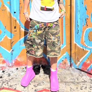 Pantalones cortos de mezclilla de estilo americano con estampado de letras de grafiti, de camuflaje, de longitud media, de pierna ancha, estilo urbano. - Product Image 3