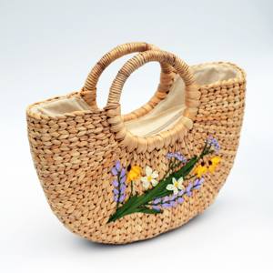 Sac en jacinthe d'eau tressé en forme de demi-lune avec poignée en rotin – Fleurs en ruban brodées à la main de haute qualité - Product Image 5