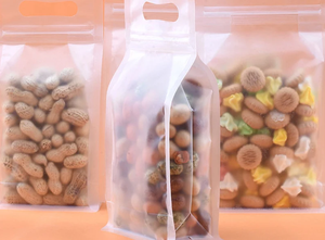 Individueller Matter Transparenter Wiederverschließbarer Standbodenbeutel als Verpackung mit Dichtungsreißverschluss, aus Kunststoff, mit Flachem Boden und Griff - Product Image 4