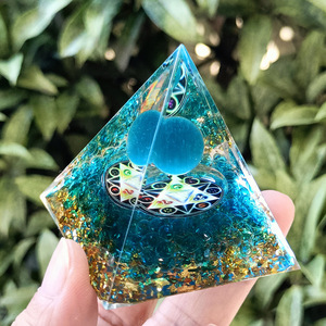 Pyramide en résine époxy avec pierres de cristal, ornement de bureau, verre œil-de-chat bleu, décoration d'intérieur, cadeau - Product Image 2