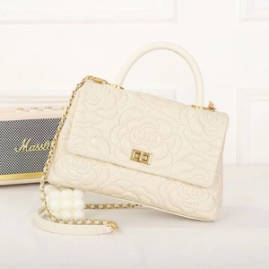 Sac à <span class=keywords><strong>bandoulière</strong></span> matelassé de luxe pour <span class=keywords><strong>femme</strong></span>, motif camélia, classique, moyen, avec rabat et chaîne, idéal pour le printemps - Product Image 4