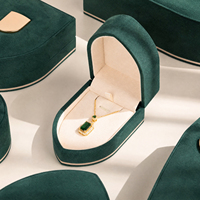 Zebopak Schmuckkästchen-Hersteller: Waldgrünes Samt-Kathedralenbogen-Schmuckkästchen mit Goldakzenten für Ringe und Halsketten, Mehrteiliges Set