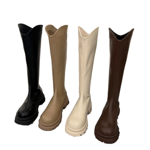 Bottes hautes noires pour femmes, mode d'hiver, fermeture à boutons, semelle en caoutchouc augmentant la taille, cuir verni, vente en gros - Product Image 1