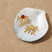 Boucles d'oreilles et collier en acier inoxydable plaqué or PVD 18 carats, style tendance vacances, avec pendentif corail en résine rouge