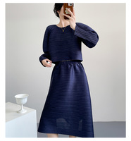 Ensemble plissé Miyake : Haut élégant et chic à volants, coupe ample, manches longues et jupe midi évasée pour l'été