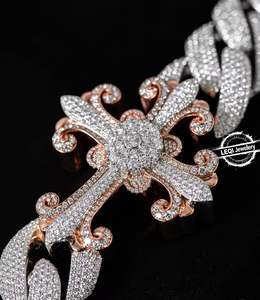 Colgante de Jesús con Diamantes en 3D - Collar con Cruz de Iglesia en Oro de 9K-18K con Diamantes VVS de Laboratorio (Certificado IGI y Probado con Diamantes) - Product Image 2