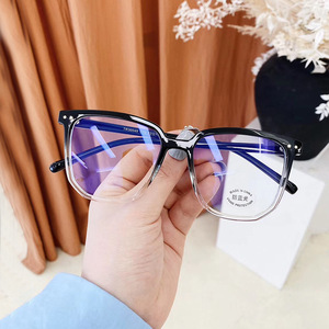 Gafas Qianai Square TR90 con Protección Anti Luz Azul para Mujer, Gafas para Computadora con Remaches Punteados Irregulares O3-30049, Montura Mediana - Product Image 4